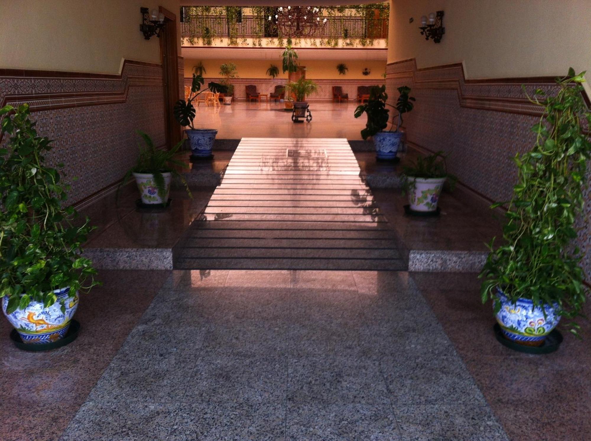 Hotel Sandra Alcalá de Guadaira Exterior foto